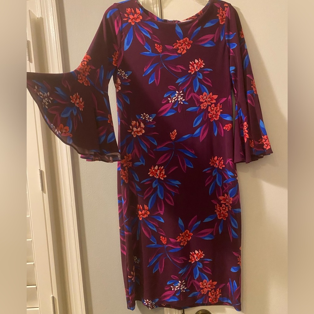 Calvin Klein Bell Sleeve Dress. Knee-Length. Floral. Size 8.